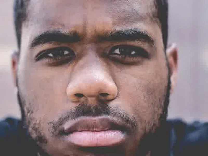 Portrait d’un homme en gros plan