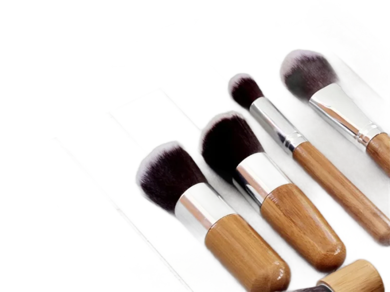 Pinceaux de maquillage sur un plateau, puis détourés sur fond transparent : résultat réel