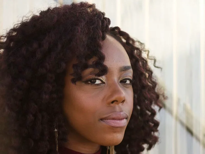 Portrait d’une femme aux cheveux bouclés